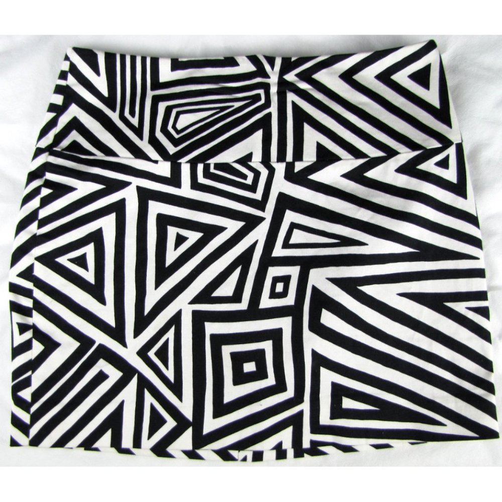 SALE! Abstract Black White Short Mini Skirt - Picture 1 of 3